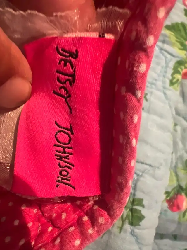 queen size Betsy Johnson quilt in Bedding in St. Catharines - Image 4