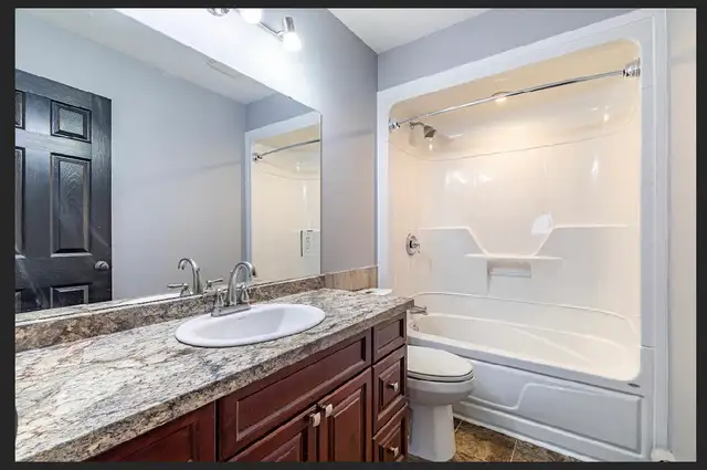 room for rent all utilities are included  in Room Rentals & Roommates in Charlottetown - Image 4