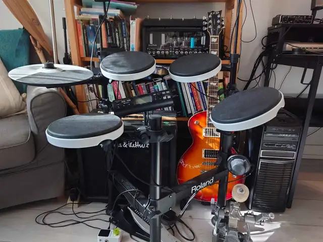 Roland TD-4 Electronic Drum Kit in Drums & Percussion in Kitchener / Waterloo - Image 3