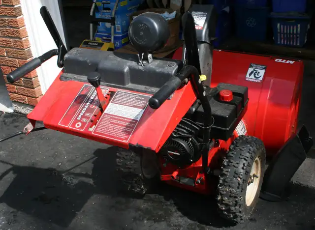 Snowblower 10 HP 29" Scoop 55 hours in Snowblowers in Oakville / Halton Region - Image 4