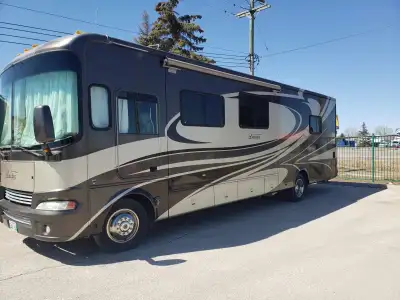 2007 Landau 3325DS. Luxury living on the road. Absolutely the best floor plan ever. Bright and airy...