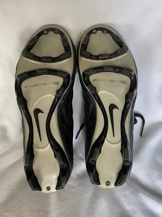 NIKE Men's/Youth Outdoor Soccer Cleats, Size 8.5, Black & Silver in Soccer in Markham / York Region - Image 3