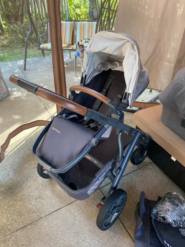 Uppababy Vista V2 stroller and bassinet ( car seat extra cash )  in Strollers, Carriers & Car Seats in Markham / York Region - Image 4