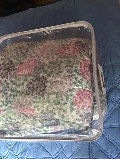 Couvre lit-lit double. colourful comforter, View more