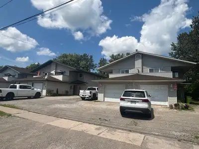 2 Bedroom apartment for rent in desirable west end neighbourhood. This is a 4 plex building with sep...