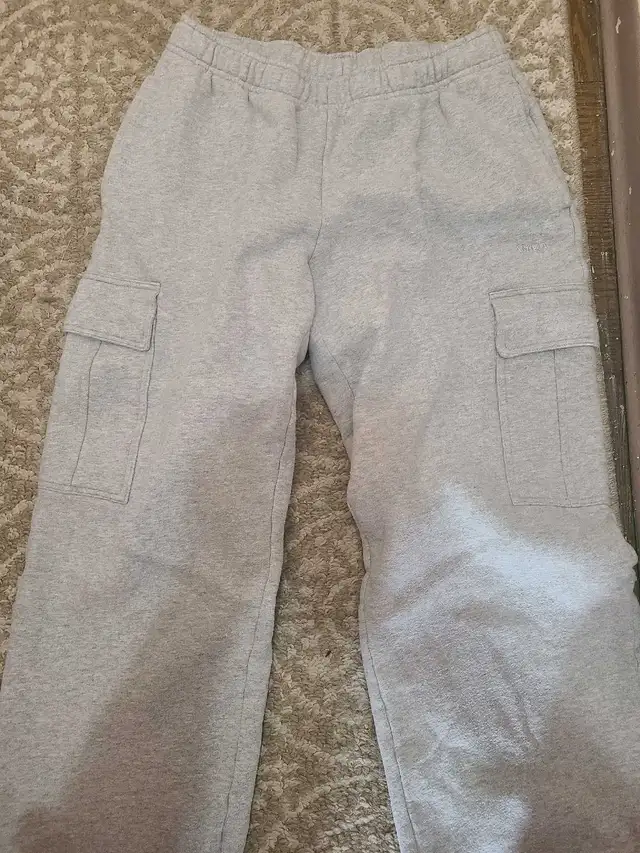 Aritzia - Sweatfleece cargo sweatpant in Women's - Bottoms in Markham / York Region - Image 3