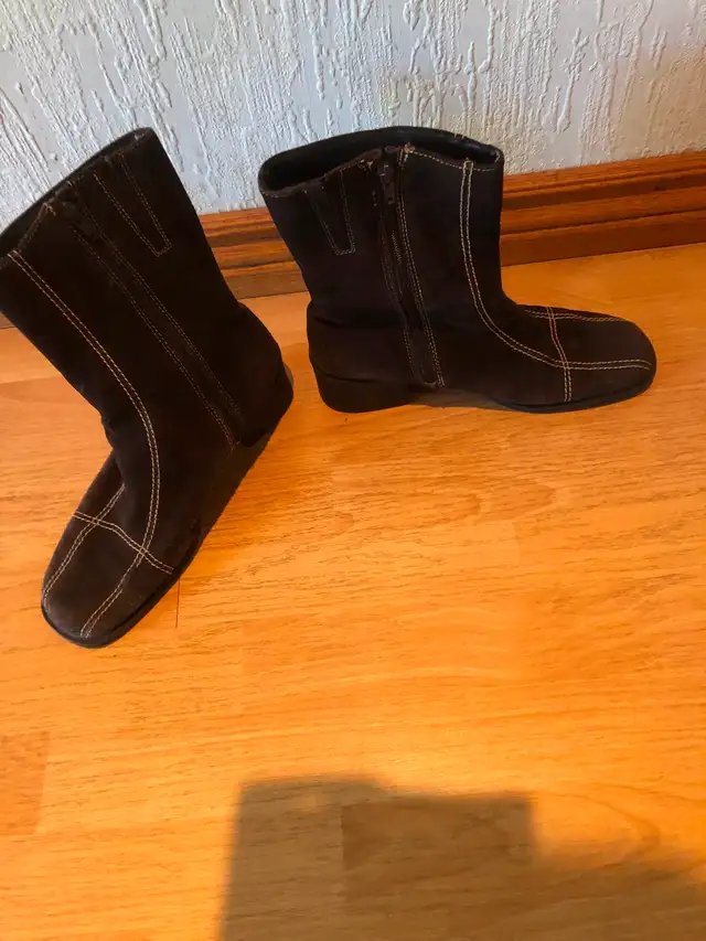 WOMANS BROWN LEATHER SUEDE BOOTS in Women's - Shoes in Mississauga / Peel Region - Image 3