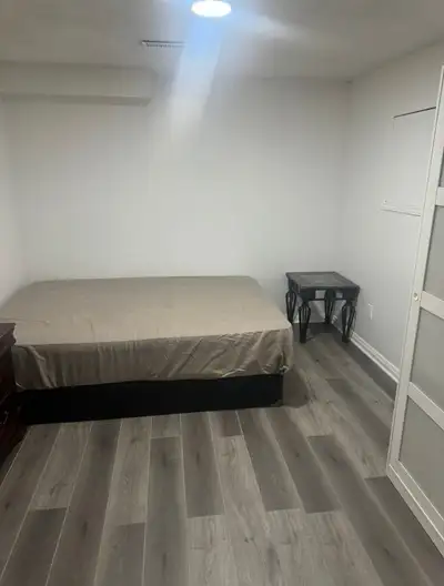 1 private room is available for rent in Brampton for girls
