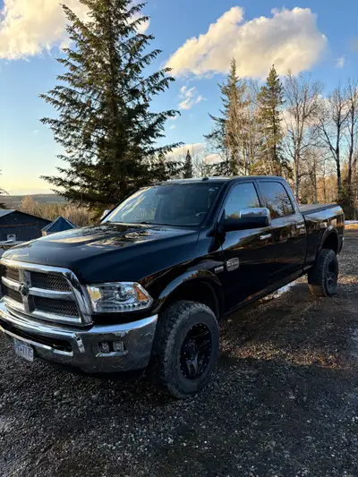 Fully loaded Laramie longhorn with 5.7 hemi, odometer reads 328,000km but motor has roughly 160,000k...