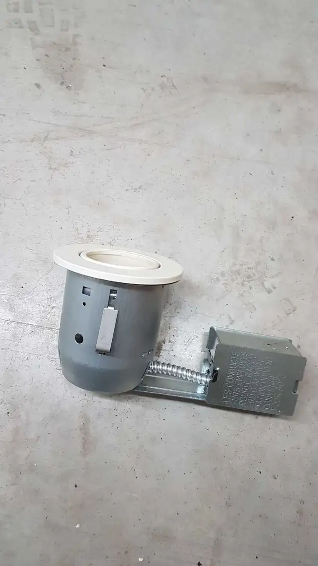 Dimmable recessed lights, 4 in total in Indoor Lighting & Fans in City of Montréal - Image 4