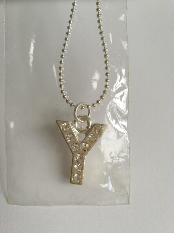 Fashion necklace with single letter pendant.  Never been worn. dans Bijoux et montres  à Ville de Montréal - Image 4