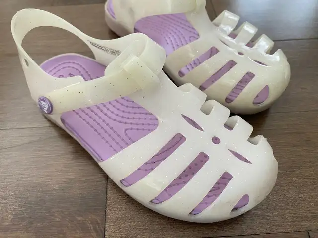 Soulier crocs croc enfant 10 11 fille girl shoes sandale in Kids & Youth in Longueuil / South Shore - Image 2