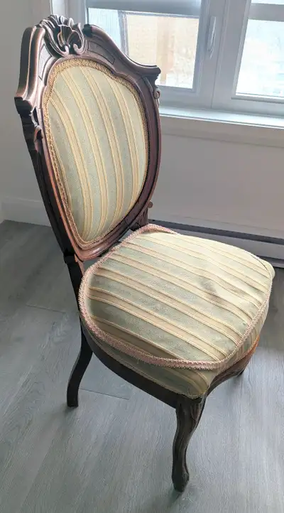 Antique chair (set of 2) Victorian-style balloon-back dining or parlor chair, likely made of walnut...