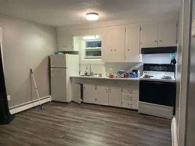 Charlottetown centrally located apartment, 1 BR main floor. Beside bus stop, close to shopping. 1 pa...