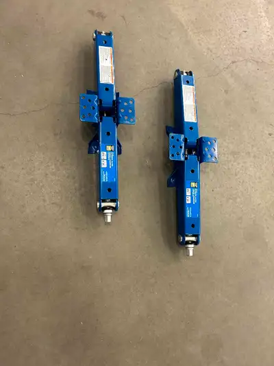 RV SCISSOR JACKS 2 PIECE 2.5 TON LIFT CAPACITY. BRAND NEW. NEVER USED. PURCHASED FOR PROJECT NEVER S...