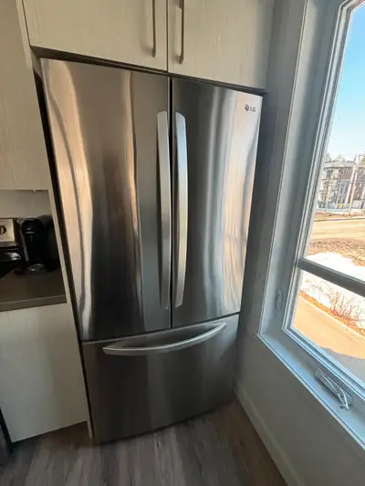 Achetés neufs en 2022 Frigo LG 2 portes, largeur 36'' en excellente condition, machine à glaçons dan...