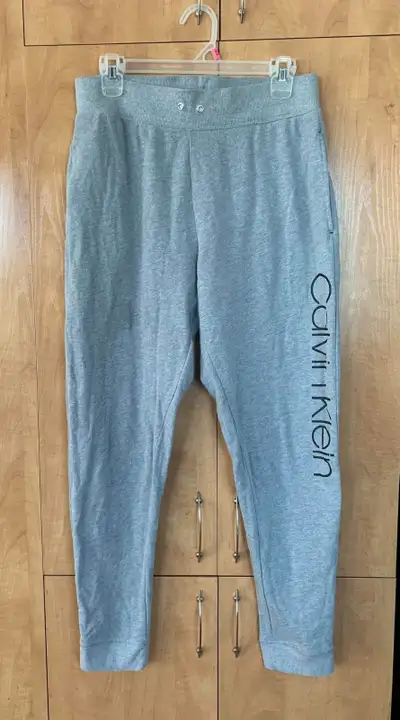 4 joggings femmes MEDIUM et LARGE COMME NEUFS : Calvin Klein, Tuff Athletics et Boohoo Marques : • C...