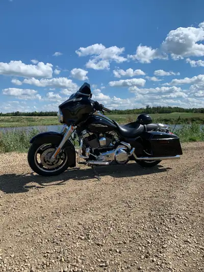 Excellent shape, 9525 original kms, just installed new battery ,loaded with cruise and anti lock bra...