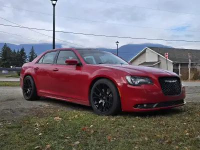 2015 V8 Hemi RWD with only 90,000km. Heated front and rear leather seats, panoramic sunroof with fac...