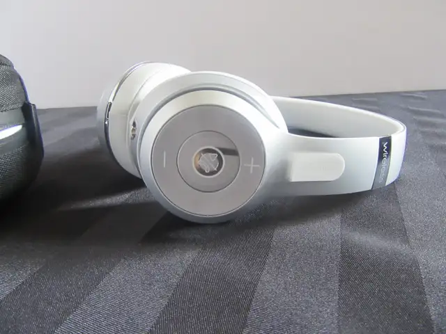MINT Beats Solo3 Wireless Bluetooth Over-Ear Headphones in Headphones in Brockville - Image 2