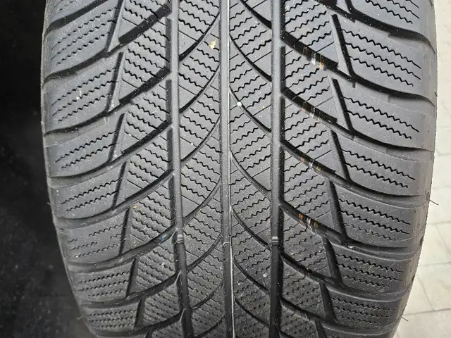 Used 1x Bridgestone Blizzak LM001 Runflat winter tire. 245 50 19 in Tires & Rims in Markham / York Region - Image 4