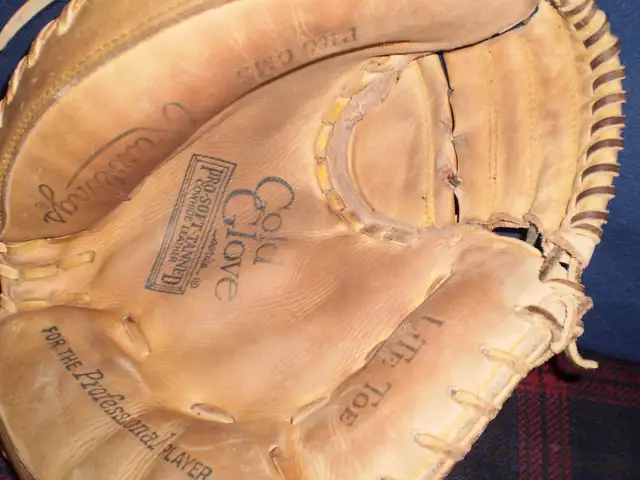 Baseball Gloves, Left and Right Hand in Baseball & Softball in City of Toronto - Image 11