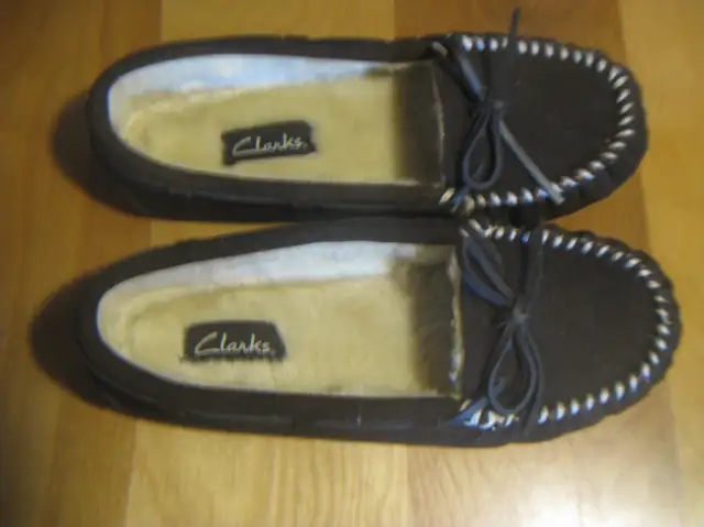 Pantoufles CLARKS pour dames grandeur 9. in Other in Trois-Rivières - Image 2