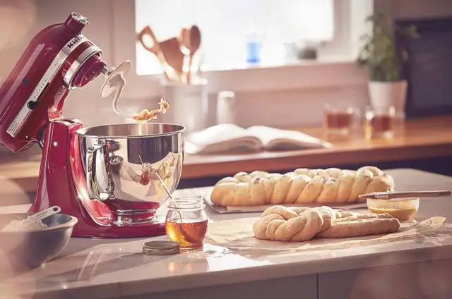 KitchenAid 5-Quart Stand Mixer with 3 Types of Beaters in Processors, Blenders & Juicers in City of Toronto - Image 7