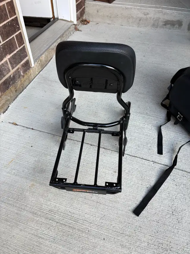  Indian Challenger backrest,cargo rack and Saddlemen bag in Motorcycle Parts & Accessories in Mississauga / Peel Region - Image 3