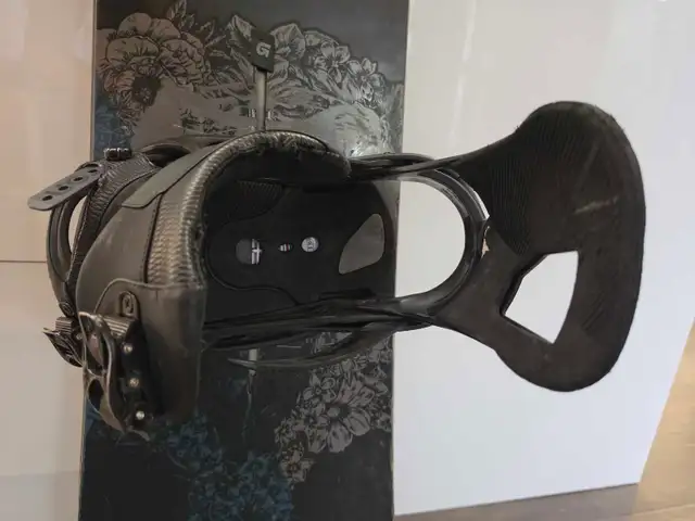 Burton snowboard + Burton bindings in Snowboard in Calgary - Image 7