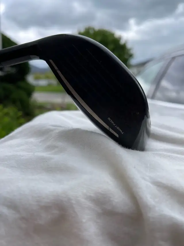Taylormade Qi10 3HL 16.5 Regular shaft in Golf in Hamilton - Image 3