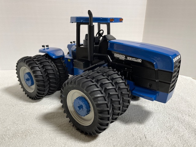 *CUSTOM* 1/16 NEW HOLLAND 9882 Farm Toy Tractor in Toys & Games in Regina - Image 3