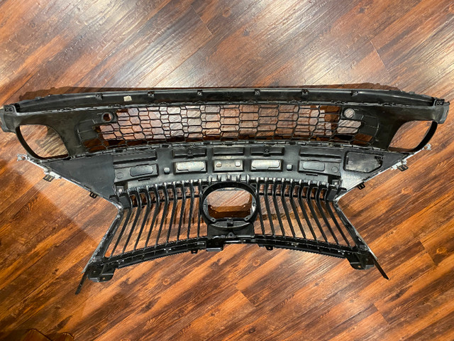 Used 2015 Lexus RC350 Executive Front Grill Assembly in Auto Body Parts in Brantford - Image 3