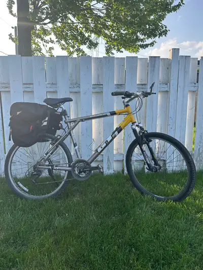 Vélo GT Avalanche 2.0 en excellent état Taille XL Dérailleur Shimano Deore Pneus à double paroi 26x1...