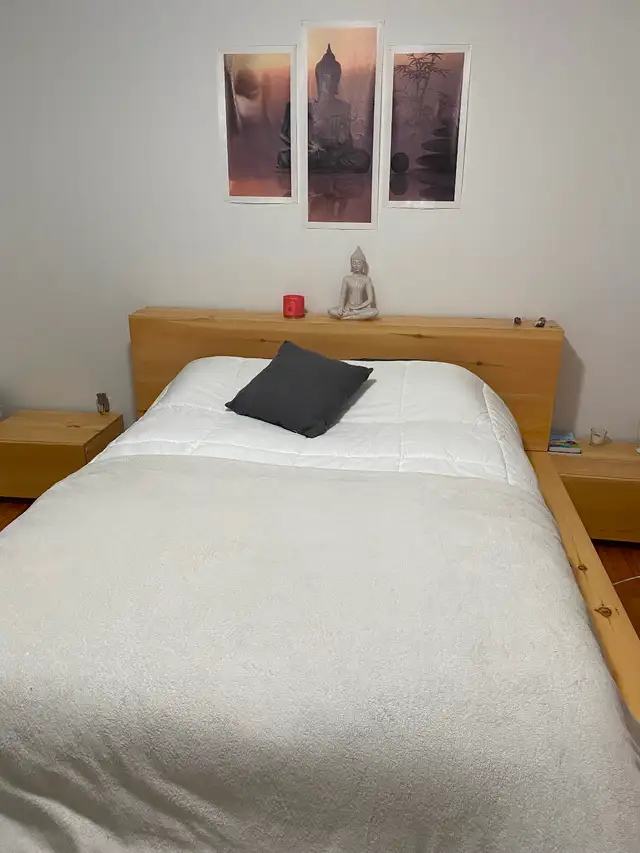 Lit Queen en pin in Beds & Mattresses in Longueuil / South Shore - Image 3