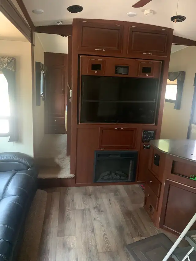 2015 Amped Toy Hauler RV in Travel Trailers & Campers in Cranbrook - Image 7