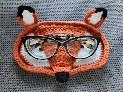 Crochet fox eyeglass holder / Porte lunette renard en crochet, View more