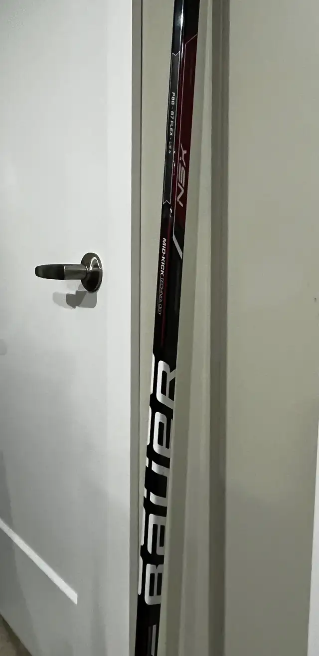 Bauer NSX GRIPTAC Hockey Stick  SR 87 Flex. Exc Condition in Hockey in Winnipeg - Image 3