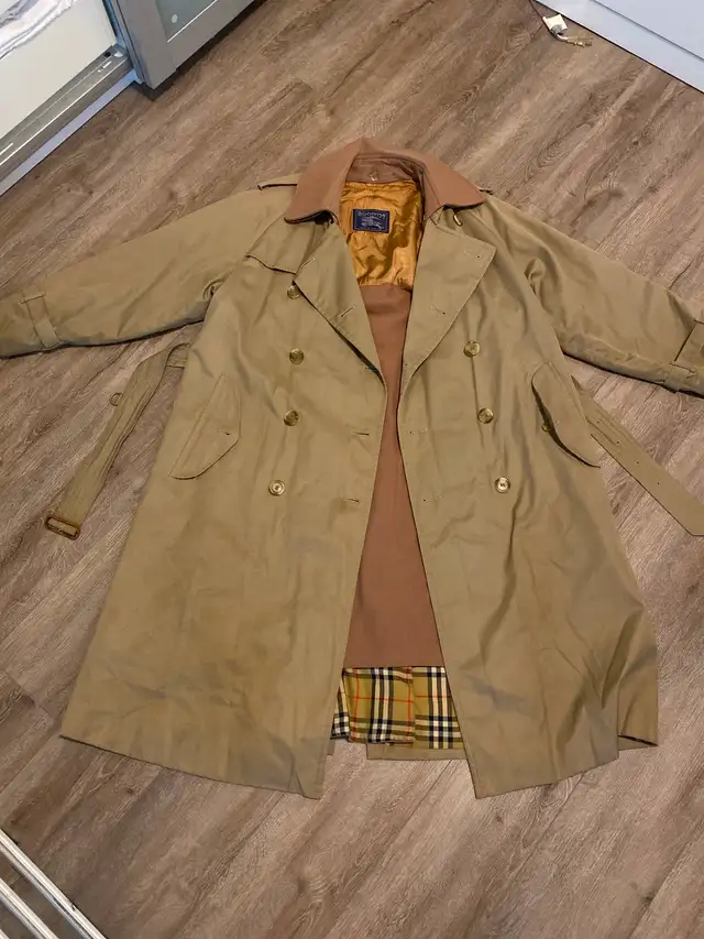 Vintage. Selling Burberry Coat purchased in 1990s in England. in Men's in City of Toronto - Image 4