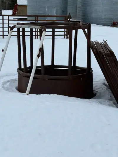 REDUCED round bale feeder, View more