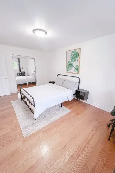 A very spacious and sunny second-floor room in a well-maintained detached home near Scenca College i...