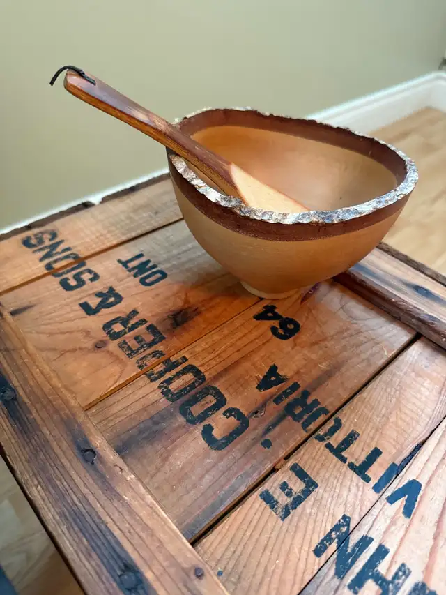 VTG Handmade Wood BOWL RAW LIVE edge w/hand painted SPOON in Arts & Collectibles in Ottawa - Image 6