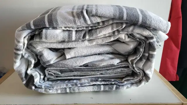 Flannel Striped King Bed Sheet Set in Bedding in Gatineau - Image 4