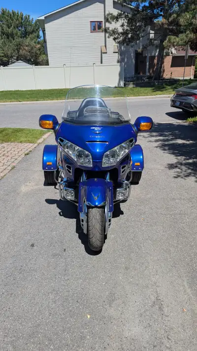 Trike Kit (removable). Front and Rear tires needs to be replaced. Nrand new battery Motomaster Elimi...