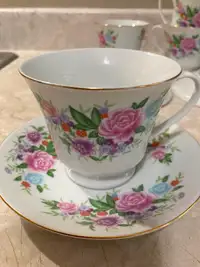 SET OF FOUR VINTAGE TEACUP AND SAUCERS