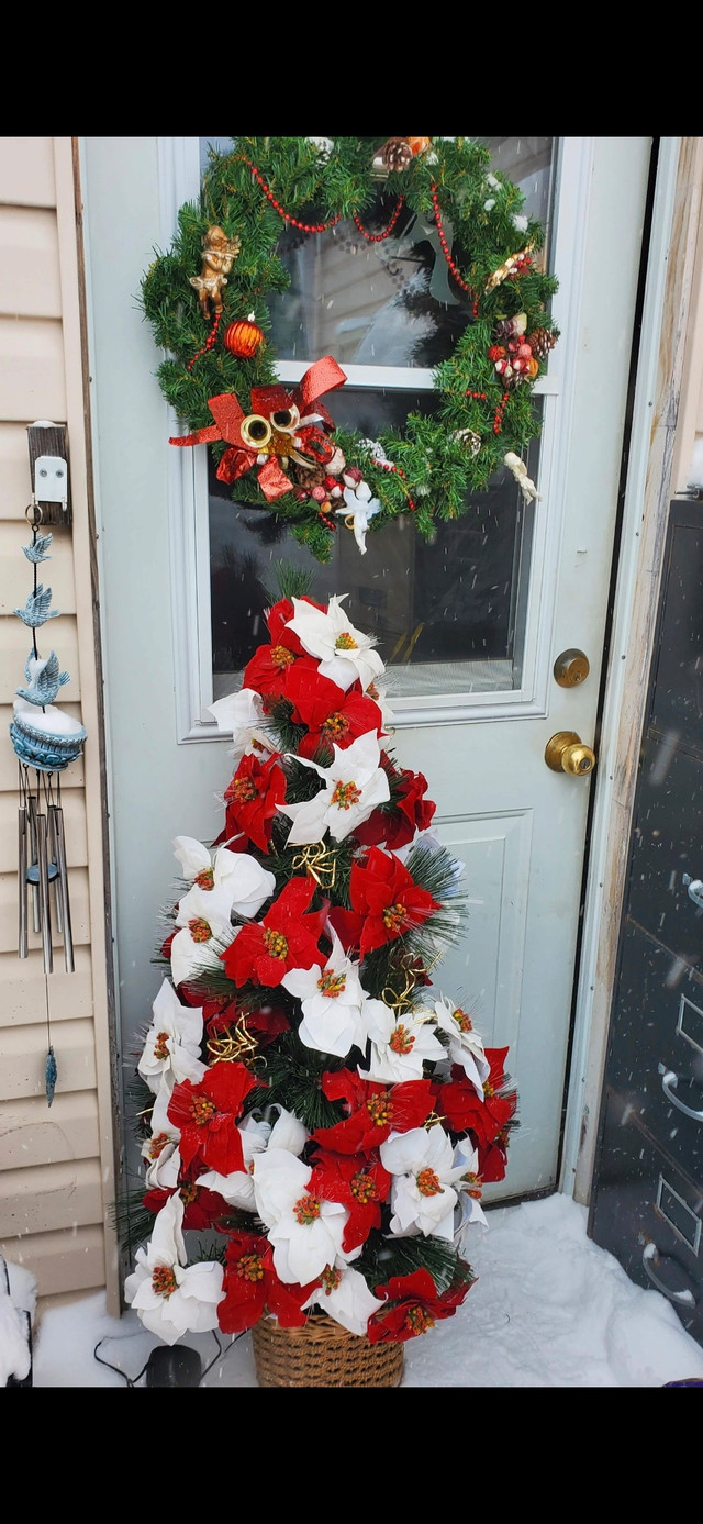 NEW FIBER OPTIC  5' POINSETTIA CHRISTMAS TREE  in Holiday, Event & Seasonal in Cranbrook - Image 2