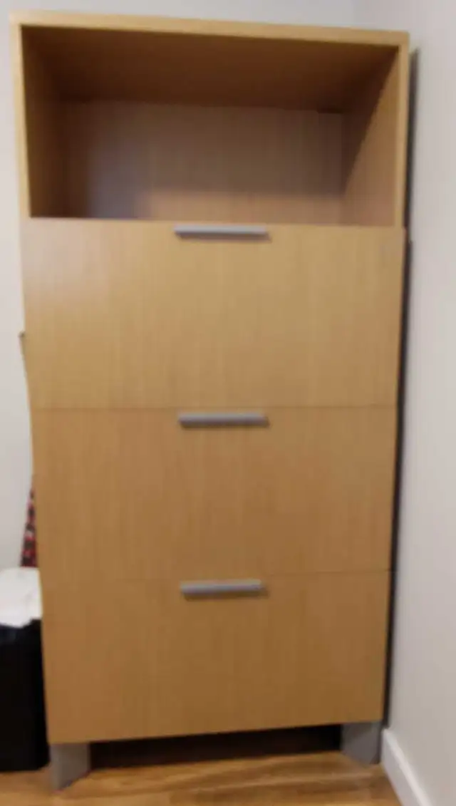 Filing cabinet in Dressers & Wardrobes in Oakville / Halton Region - Image 3