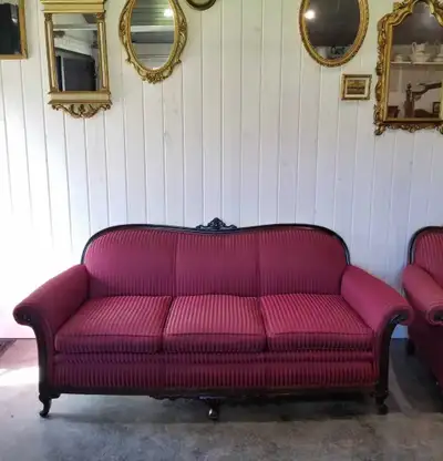 Beautiful sofa Perfect as an Accent piece in any home Dark wood frame Curved legs Classy pinstripe u...