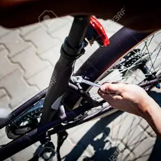 Ajustement et réparation de vélo Service Rapide. Articles de vélo à vendre trop long à énumérer. con...