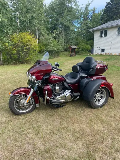 2017 Harley Davidson Tri Glide Milwaukee 107 cu in. Lots of extras. Very good condition. Only 25,222...